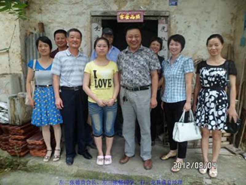 康明納龍其成董事長(zhǎng)到貧困大學(xué)新生家庭走訪慰問