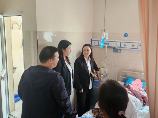 做好“娘家人”，康明納慰問三胞胎職工家庭