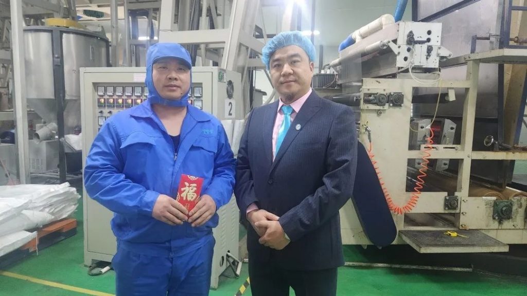 公司黨支部書記程佳為困難員工送上新春祝福